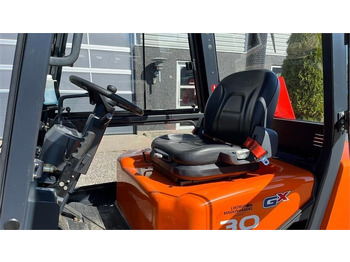 Diesel forklift Doosan D30 G med kabine og KUN 57 TIMER FRA NY, MED TIME: picture 4