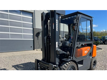 Diesel forklift Doosan D30 G med kabine og KUN 57 TIMER FRA NY, MED TIME: picture 2