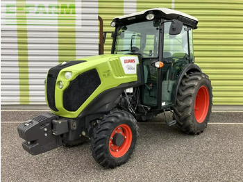 Farm tractor CLAAS Nexos 220