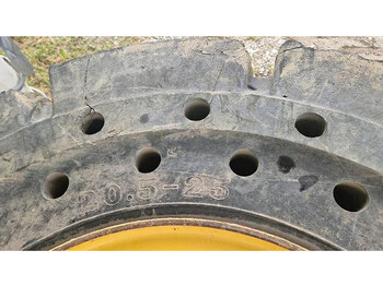 Tire Big Vollgummi Räder 20,5 x 25 mit Volvo Felgen: picture 5