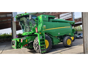 Combine harvester JOHN DEERE T560