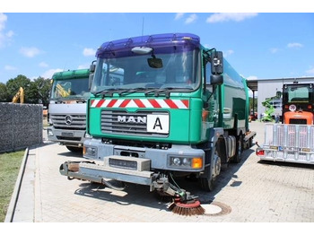 Road sweeper MAN M2000