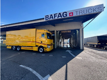 Box truck RENAULT T520: picture 2