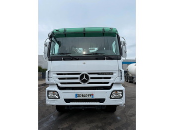 Concrete pump truck Mercedes-Benz Actros: picture 3