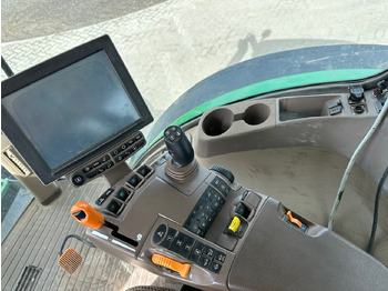 Farm tractor John Deere 7230R: picture 2