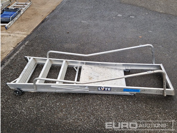 Construction equipment Lyte 4 Tread Aluminium Podium Step Ladder: picture 2