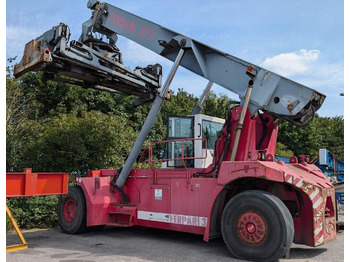 Reach stacker