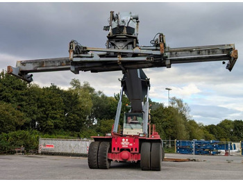Reach stacker