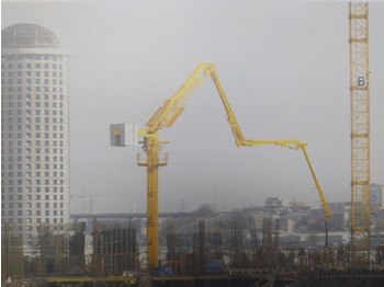 Stationary concrete pump