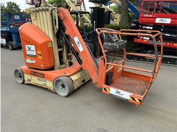 Vertical mast lift JLG