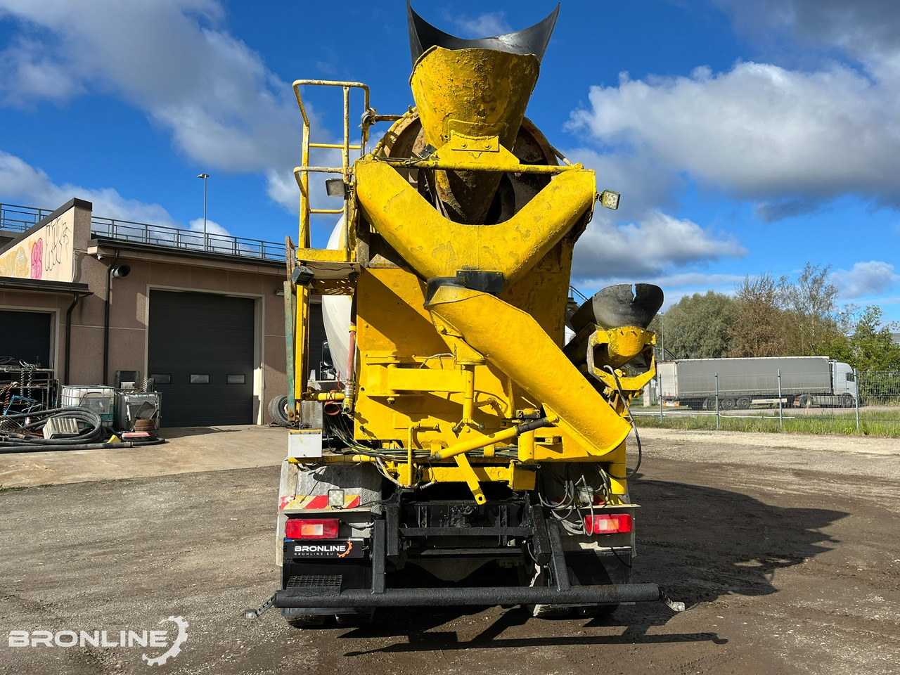 2004 Volvo FM12 420 8x4 Intermix 10m³ - Concrete mixer truck: picture 5 2004 Volvo FM12 420 8x4 Intermix 10m³ - Concrete mixer truck: picture 5