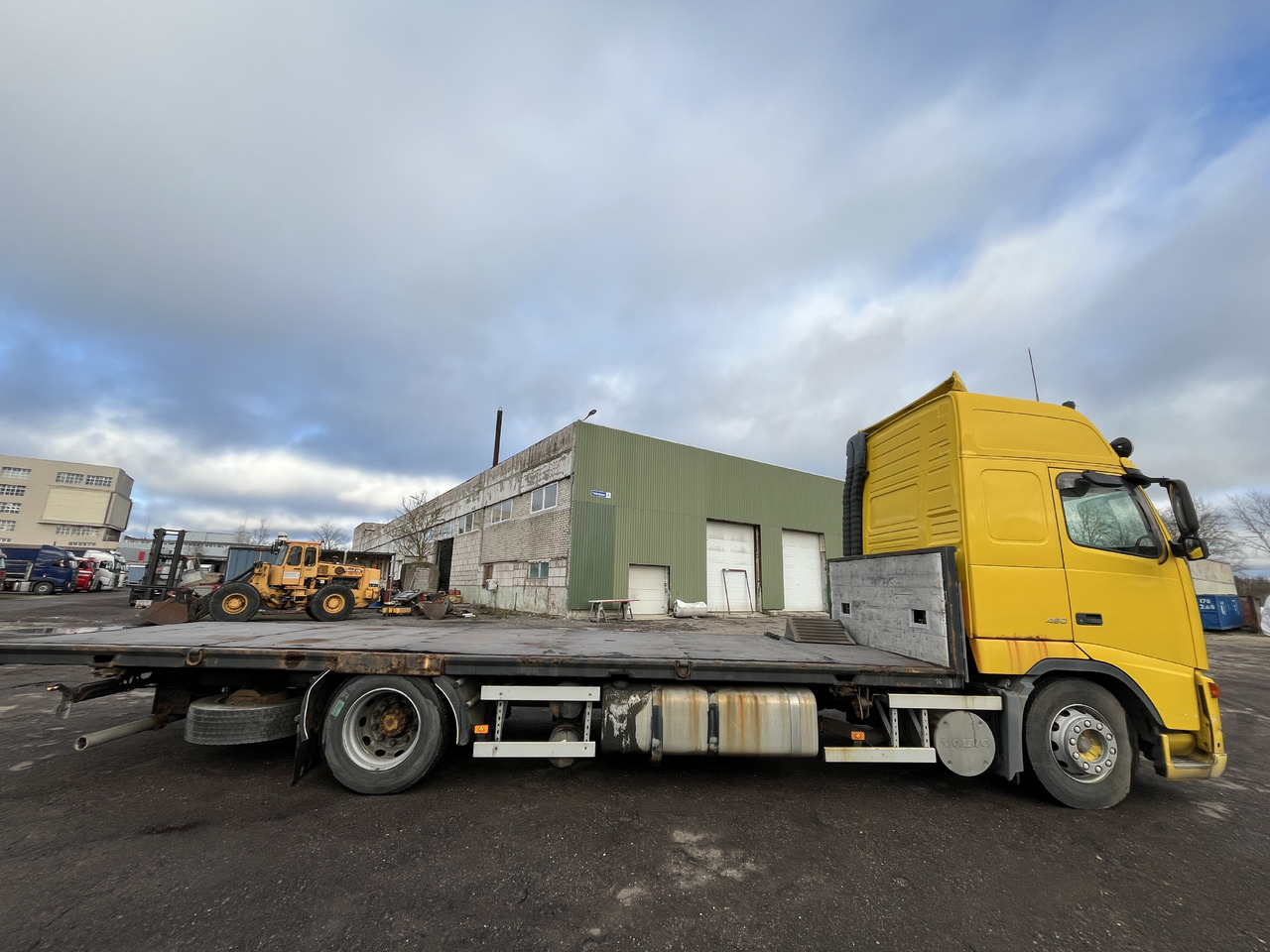 Volvo FH12 Flatbed 2005 - Dropside/ Flatbed truck: picture 5 Volvo FH12 Flatbed 2005 - Dropside/ Flatbed truck: picture 5