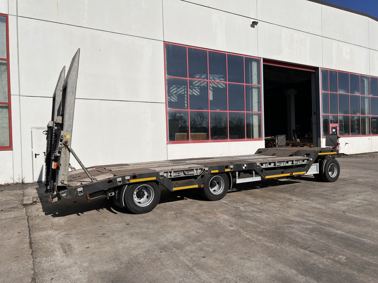 3 Achs Tiefladeranhänger Radmulden - Low loader trailer: picture 3 3 Achs Tiefladeranhänger Radmulden - Low loader trailer: picture 3