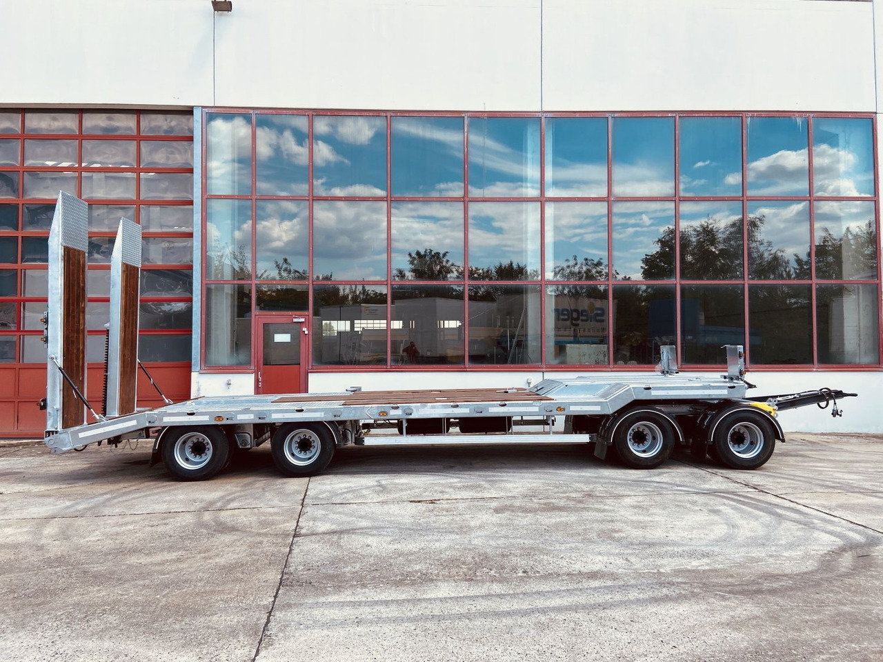 Low loader trailer Möslein  4 Achs Tieflader- Anhänger, Neufahrzeug: picture 9