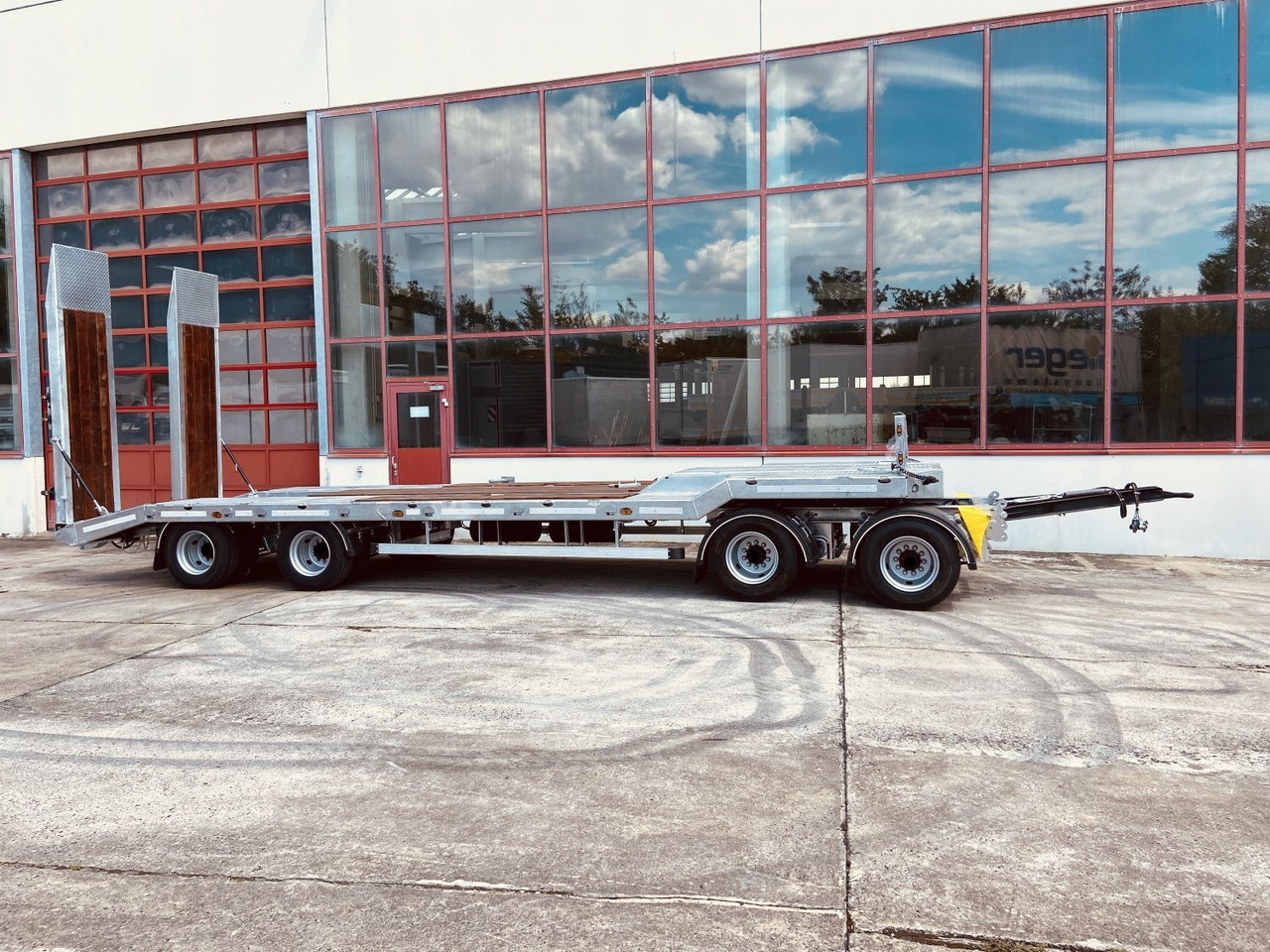 Low loader trailer Möslein  4 Achs Tieflader- Anhänger, Neufahrzeug: picture 6
