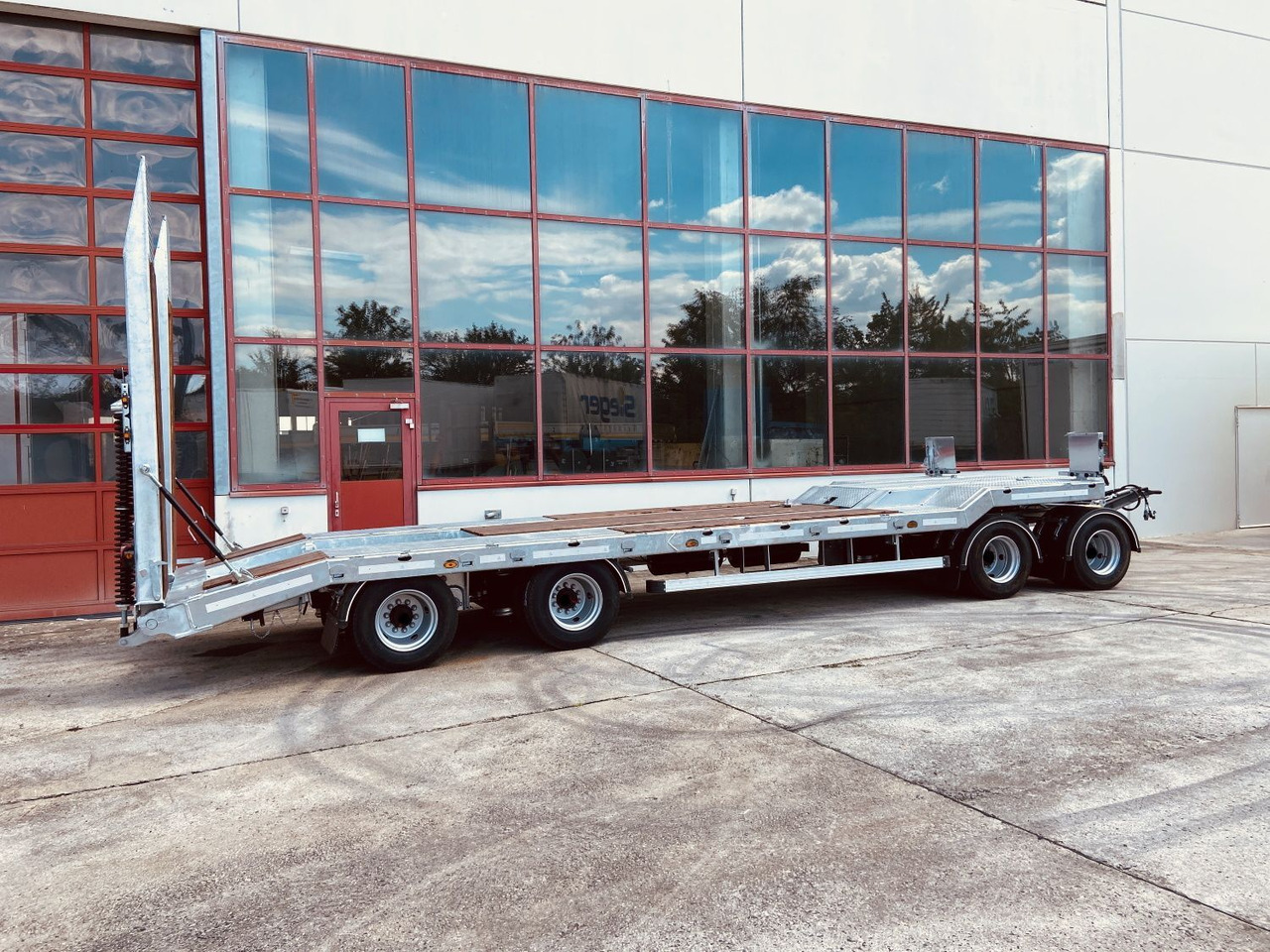 Low loader trailer Möslein  4 Achs Tieflader- Anhänger, Neufahrzeug: picture 10