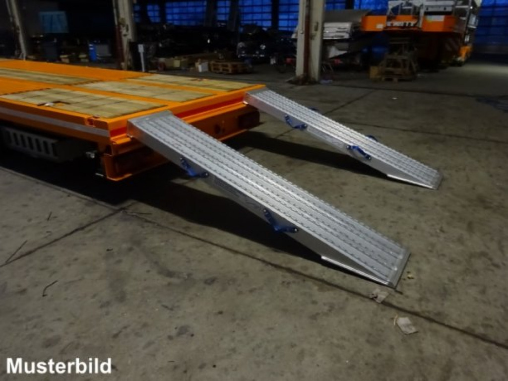 Möslein ST 3 Plato 8,7 3 Achs Satteltieflader Plato 45 t GGfür Fertigteile, Baumaschinen - Low loader semi-trailer: picture 2 Möslein ST 3 Plato 8,7 3 Achs Satteltieflader Plato 45 t GGfür Fertigteile, Baumaschinen - Low loader semi-trailer: picture 2