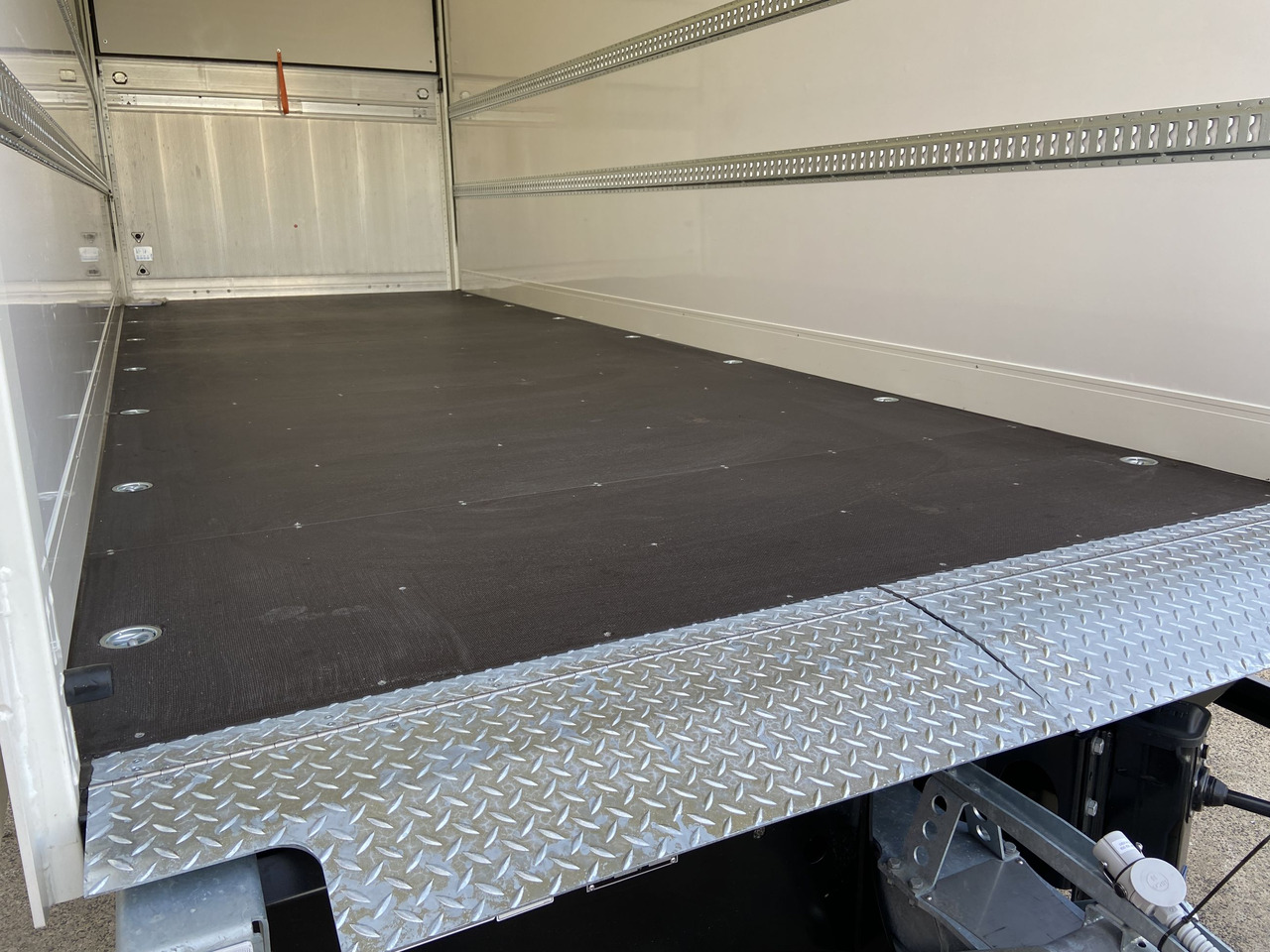 New Closed box trailer Möslein TKO105 D-L 6 m  NEUER Tandem Koffer, Ladebordwand+ Durchladbar: picture 6