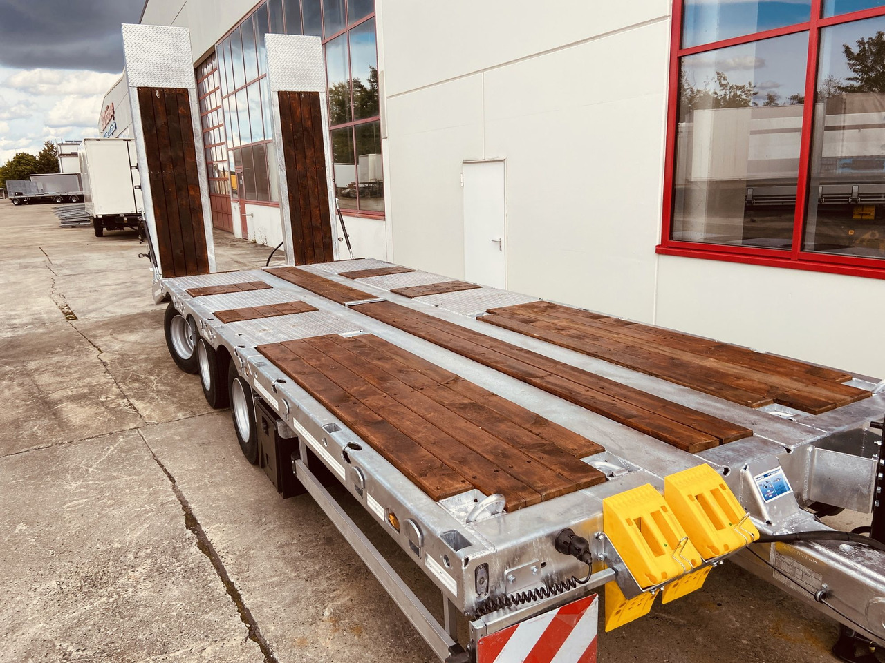 Möslein TT 31 F 31 t GG Tridem- Tieflader 3 Achs, gelenktNeufahrzeug - Low loader trailer: picture 2 Möslein TT 31 F 31 t GG Tridem- Tieflader 3 Achs, gelenktNeufahrzeug - Low loader trailer: picture 2