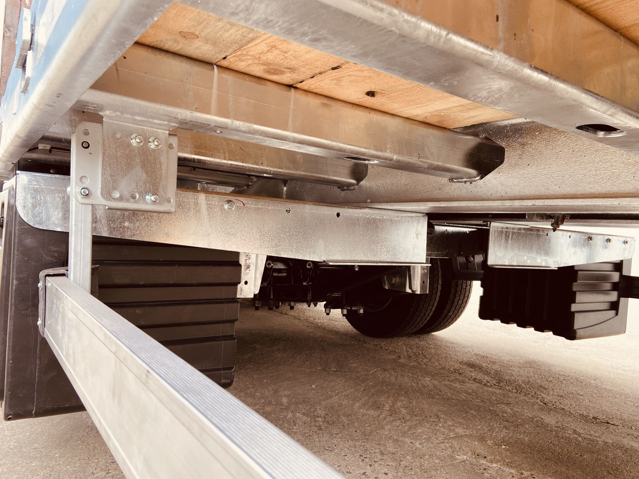 Möslein TT 32 Zugrohr gerade 34 t GG Tridem- Tieflader 3 Achs, gelenktNeufahrzeug - Low loader trailer: picture 2 Möslein TT 32 Zugrohr gerade 34 t GG Tridem- Tieflader 3 Achs, gelenktNeufahrzeug - Low loader trailer: picture 2