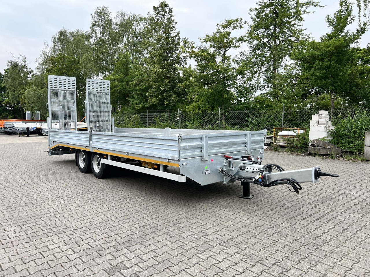 Möslein TTT 11- 7,28 BR Neuer Tandemtieflader, 7,28 m Ladefläche, breite Rampen - Low loader trailer: picture 1 Möslein TTT 11- 7,28 BR Neuer Tandemtieflader, 7,28 m Ladefläche, breite Rampen - Low loader trailer: picture 1