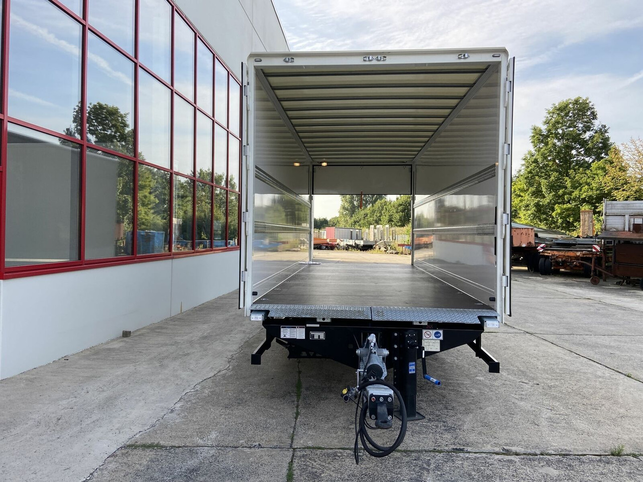 Möslein Tandem Koffer, Ladebordwand 1,5 t + Durchladbar - Closed box trailer: picture 3 Möslein Tandem Koffer, Ladebordwand 1,5 t + Durchladbar - Closed box trailer: picture 3