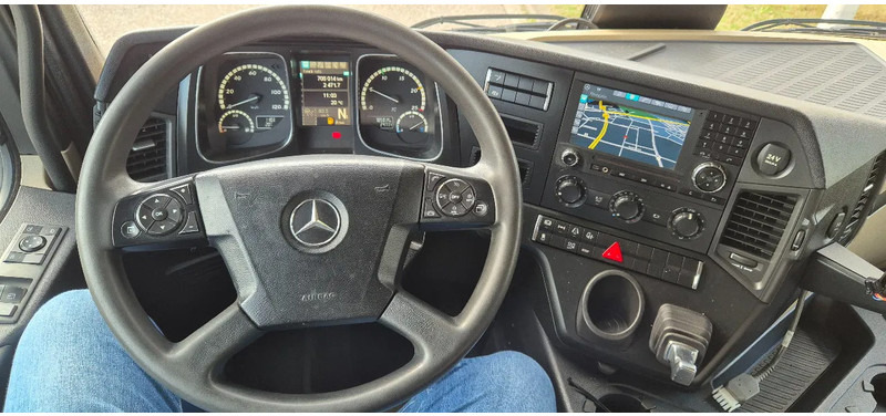 Interior photo 2: Tractor unit Mercedes-Benz Actros 1833