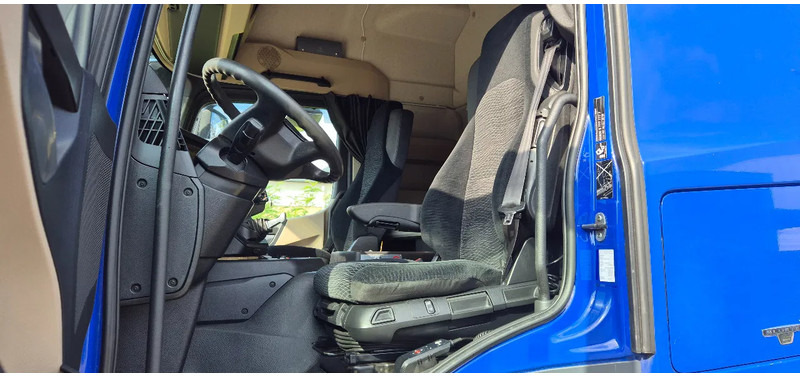 Interior photo 1: Tractor unit Mercedes-Benz Actros 1833