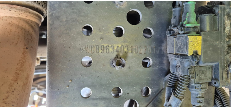 Tractor unit Mercedes-Benz Actros 1833: picture 11