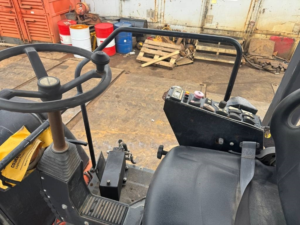 Pneumatic roller Dynapac CP 142: picture 8