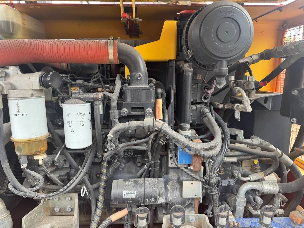 Pneumatic roller Dynapac CP 142: picture 7