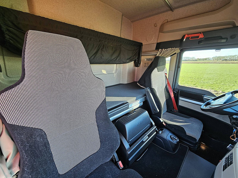 Interior photo 2: Tractor unit MAN 18.460 TGS ADR EXII, EXIII FL