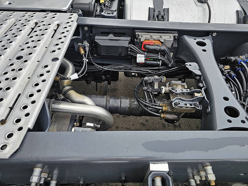 Tractor unit Scania R460: picture 17