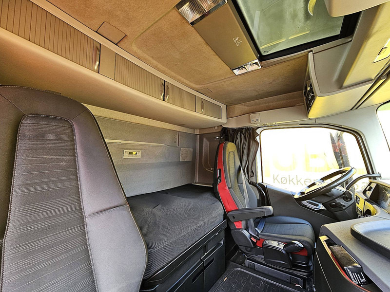 Interior photo 2: Refrigerator truck Volvo FH 500 Meatrails,Chereau,TK