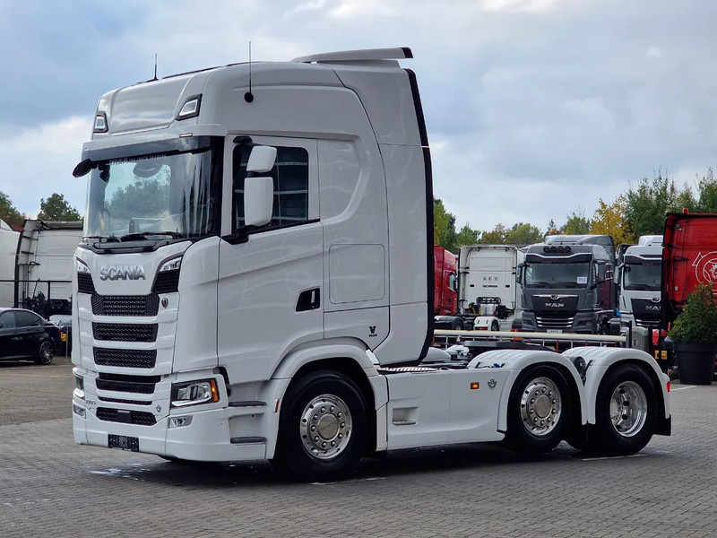 Scania 770S V8 NGS Highline 6x2/4 - New - Old dashboard - Full spec - Retarder - Night clima - Led - Leather - Navi - Tractor unit: picture 3 Scania 770S V8 NGS Highline 6x2/4 - New - Old dashboard - Full spec - Retarder - Night clima - Led - Leather - Navi - Tractor unit: picture 3