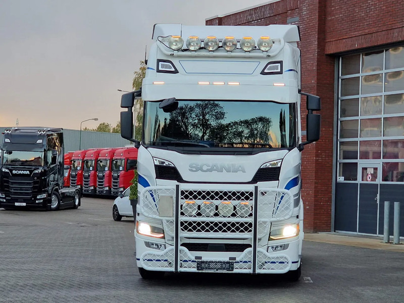 Scania R560 Highline 6x2 - BUFFL - Retarder - Full air - 3.15 WB - Leather - Tractor unit: picture 2 Scania R560 Highline 6x2 - BUFFL - Retarder - Full air - 3.15 WB - Leather - Tractor unit: picture 2