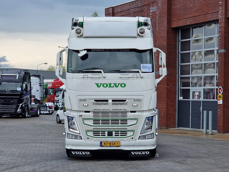 Volvo FH 13.540 Globetrotter 4x2 - Custom exterior - I parkcool - Navi - APK/TUV: 27-02-2026 - Tractor unit: picture 2 Volvo FH 13.540 Globetrotter 4x2 - Custom exterior - I parkcool - Navi - APK/TUV: 27-02-2026 - Tractor unit: picture 2