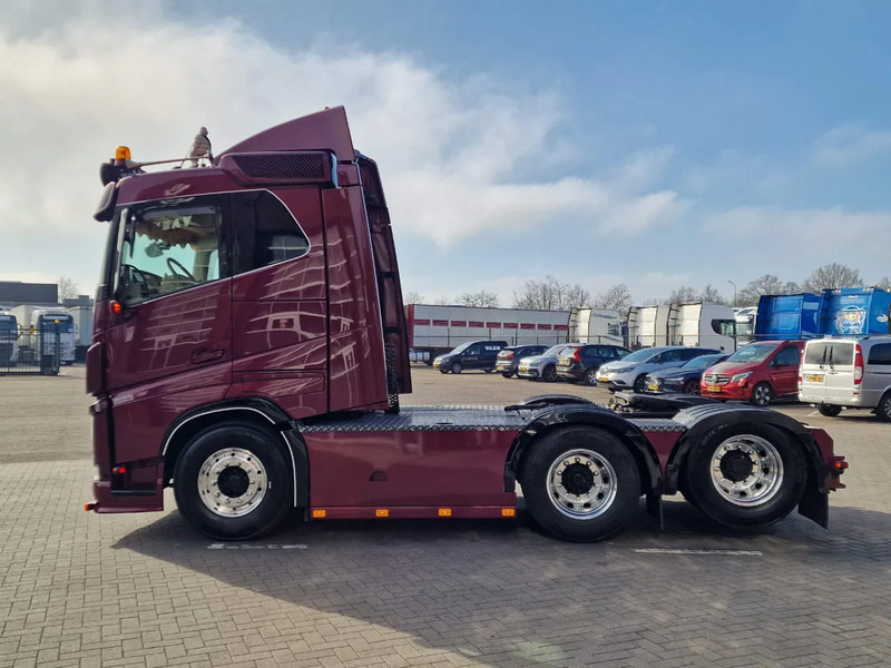 Volvo FH 13.540 Lowroof 6x2 - Show truck - Custom interior - Full air suspension - I parkcool - VEB+ - Tractor unit: picture 4 Volvo FH 13.540 Lowroof 6x2 - Show truck - Custom interior - Full air suspension - I parkcool - VEB+ - Tractor unit: picture 4