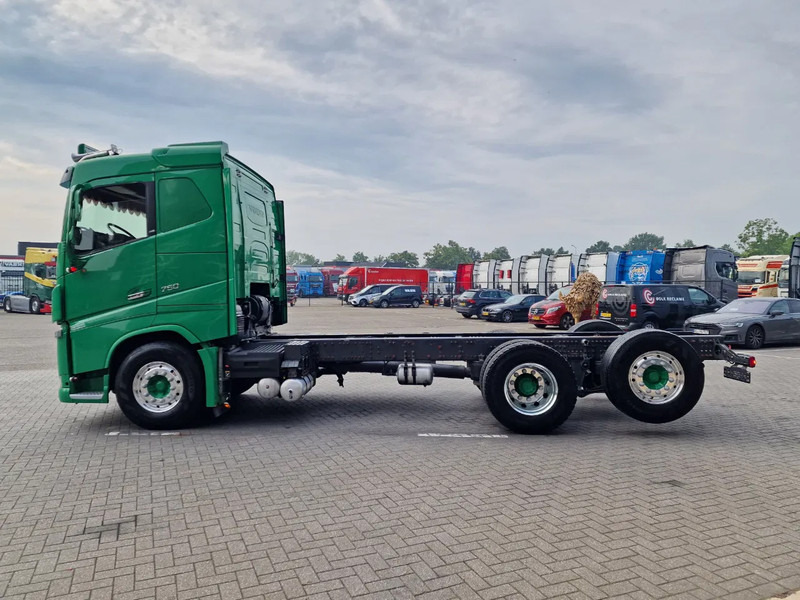 Volvo FH 16.750 Lowroof 6x2*4 - Chassis - 4.30 WB - Steering axle - Retarder - Custom interior - Cab chassis truck: picture 4 Volvo FH 16.750 Lowroof 6x2*4 - Chassis - 4.30 WB - Steering axle - Retarder - Custom interior - Cab chassis truck: picture 4