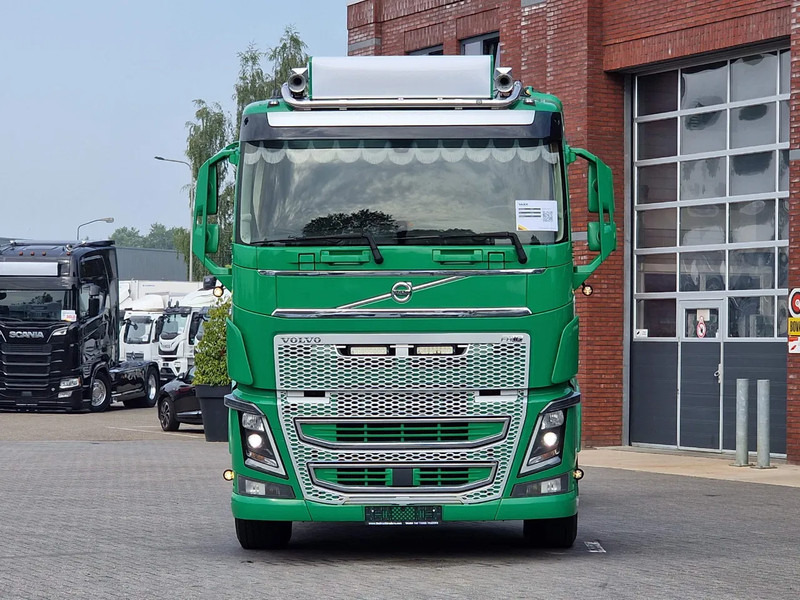Volvo FH 16.750 Lowroof 6x2*4 - Chassis - 4.30 WB - Steering axle - Retarder - Custom interior - Cab chassis truck: picture 2 Volvo FH 16.750 Lowroof 6x2*4 - Chassis - 4.30 WB - Steering axle - Retarder - Custom interior - Cab chassis truck: picture 2
