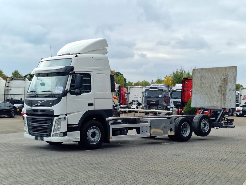 Volvo FM 380 Globetrotter 6x2 Chassis - Loadlift - 4.90 WB - Full air - Low KM - Cab chassis truck: picture 3 Volvo FM 380 Globetrotter 6x2 Chassis - Loadlift - 4.90 WB - Full air - Low KM - Cab chassis truck: picture 3