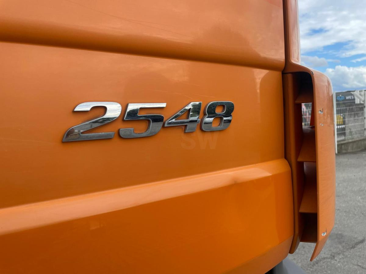 Mercedes Actros 2548 - Hook lift truck: picture 3 Mercedes Actros 2548 - Hook lift truck: picture 3