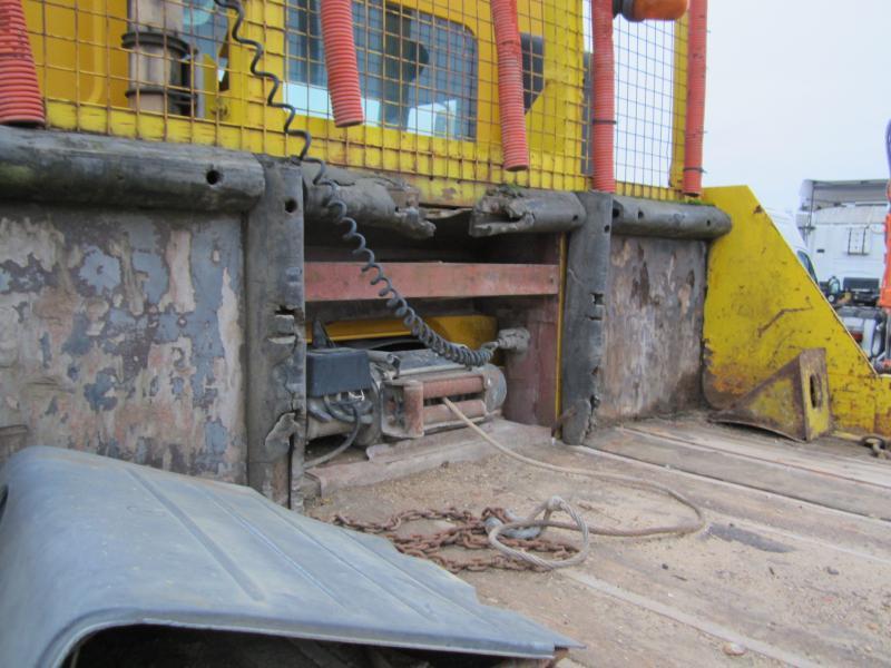 Autotransporter truck for transportation of heavy machinery Renault Premium: picture 8
