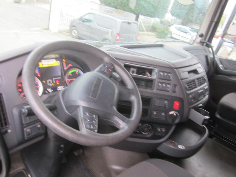Interior photo 1: Tractor unit DAF XF105 460