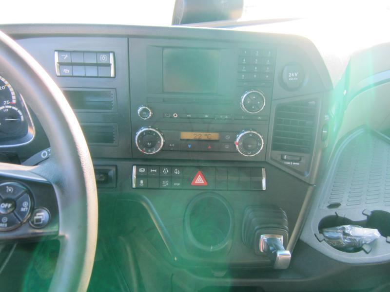 Interior photo 1: Tractor unit Mercedes Actros 1848