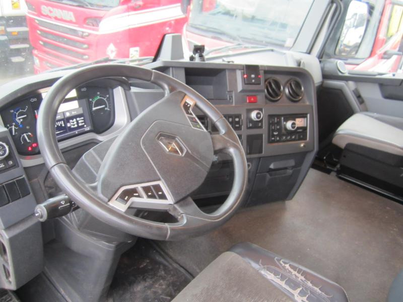 Interior photo 1: Tractor unit Renault Gamme T 480