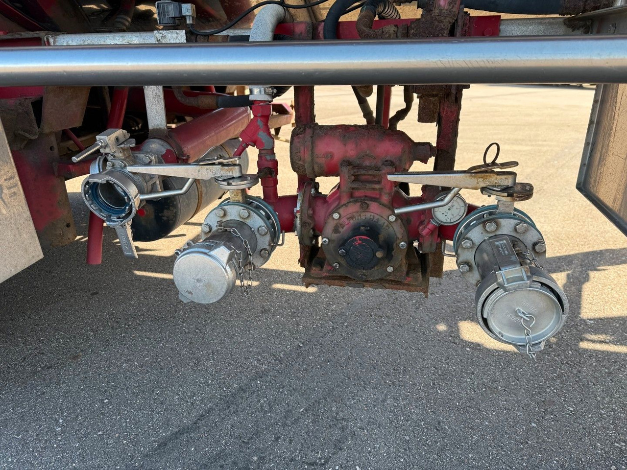 Burg 3 axle 3 compartments 32.200 L ADR - Tank semi-trailer: picture 5 Burg 3 axle 3 compartments 32.200 L ADR - Tank semi-trailer: picture 5