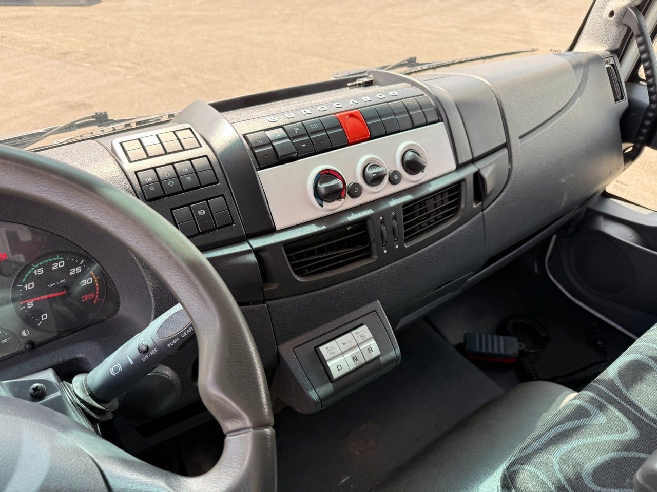 Refrigerator truck Iveco 180E32 Schmitz / Thermo King T-1200R Spectrum Iveco 180E32 Schmitz / Thermo King T-1200R Spectrum: picture 9 Refrigerator truck Iveco 180E32 Schmitz / Thermo King T-1200R Spectrum Iveco 180E32 Schmitz / Thermo King T-1200R Spectrum: picture 9