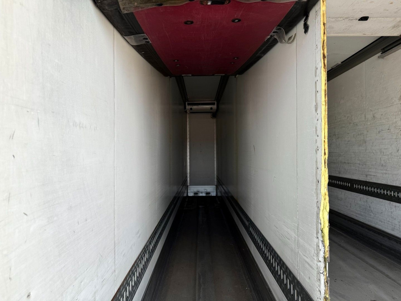 Refrigerator truck Iveco 180E32 Schmitz / Thermo King T-1200R Spectrum Iveco 180E32 Schmitz / Thermo King T-1200R Spectrum: picture 13 Refrigerator truck Iveco 180E32 Schmitz / Thermo King T-1200R Spectrum Iveco 180E32 Schmitz / Thermo King T-1200R Spectrum: picture 13