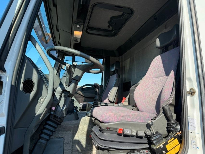 Iveco EuroTech Cursor 190E31 4x2 Tipper / HMF 1060 B3 - Crane truck: picture 5 Iveco EuroTech Cursor 190E31 4x2 Tipper / HMF 1060 B3 - Crane truck: picture 5